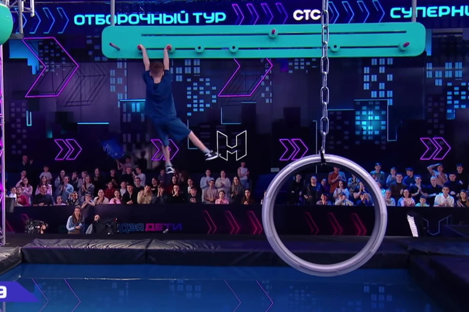 Богдан мечтает, что мама бросит пить, если он пройдет отбор на спортивное ТВ-шоу. Фото: телеканал СТС, шоу «Суперниндзя. Дети»