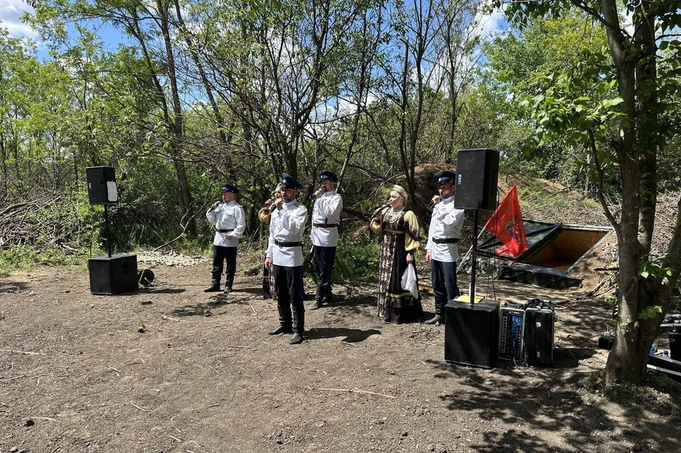 В составе - солисты Оренбургского академического русского народного хора.