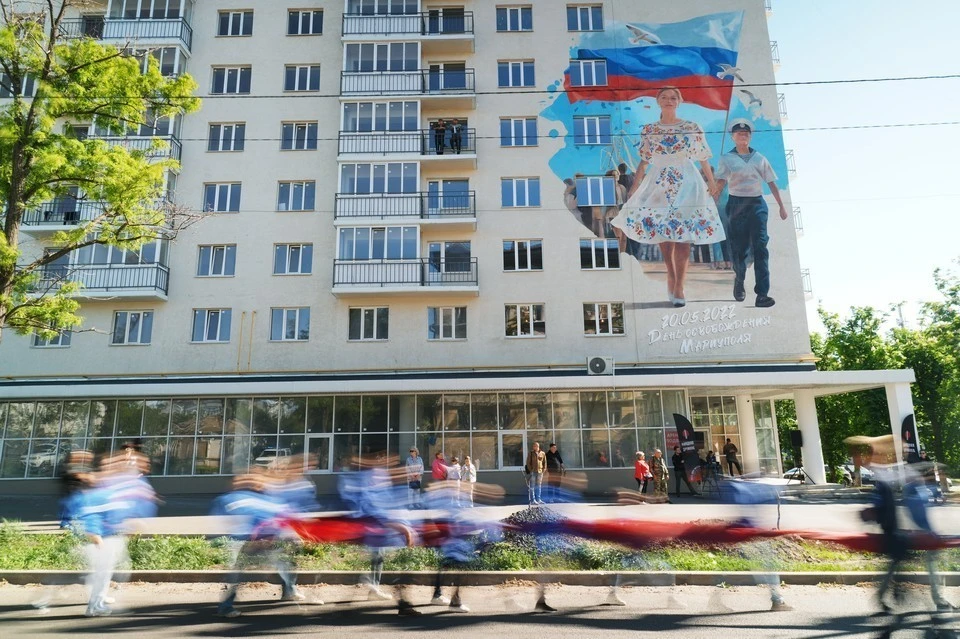 200-метровый флаг ДНР развернули по улице Апатова вдоль нового мурала «Возрождение»