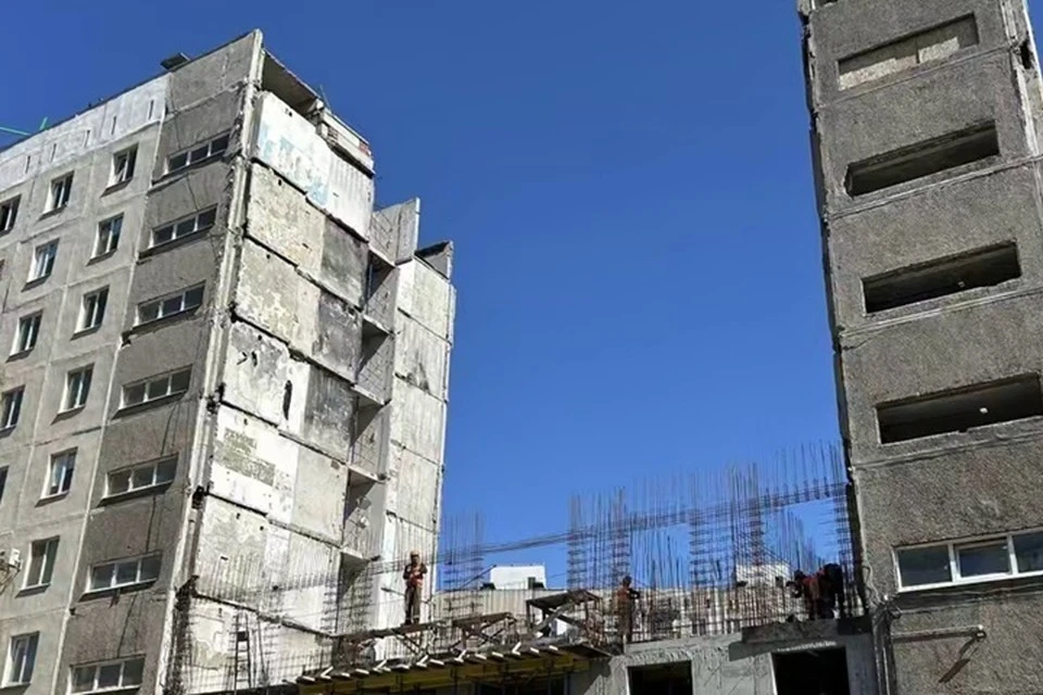 В Мариуполе восстанавливают дом, пострадавший в результате боевых действий. Фото: «РКС-НР»
