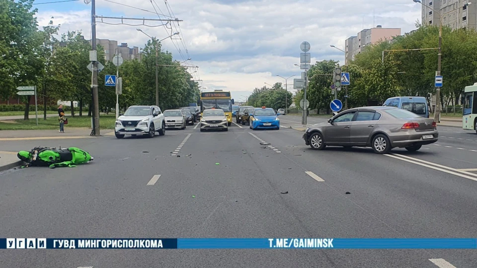 В Минске мотоциклист врезался в автомобиль Volkswagen и перелетел через крышу. Фото: телеграм-канал УГАИ ГУВД Мингорисполкома