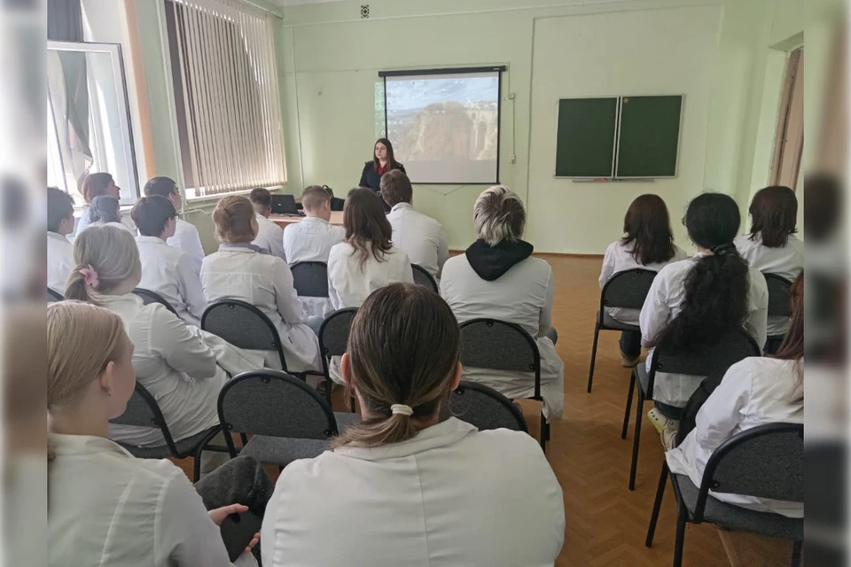 Студенты Кимрского медколледжа слушают лекцию. Фото: Госавтоинспекция Тверской области.