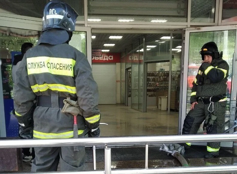 В торговом центре Ульяновска на втором этаже произошёл пожар. ФОТО: тг-канал «Управления гражданской защиты» Ульяновска