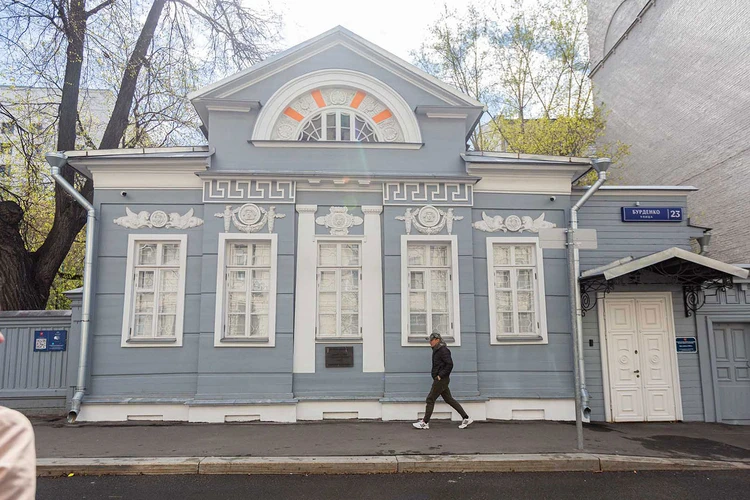 Деревянные дома в Москве: где посмотреть старинные постройки с ажурной резьбой, медальонами и цветочными гирляндами