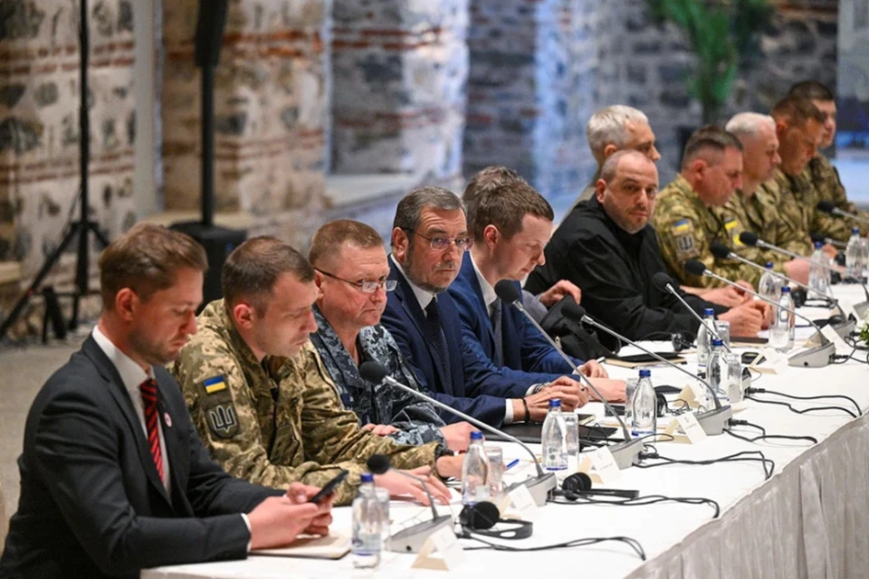 Меркурис призвал всерьез рассматривать слова Медведева о переговорах с Украиной. Фото: Рамиль Ситдиков/POOL/ТАСС