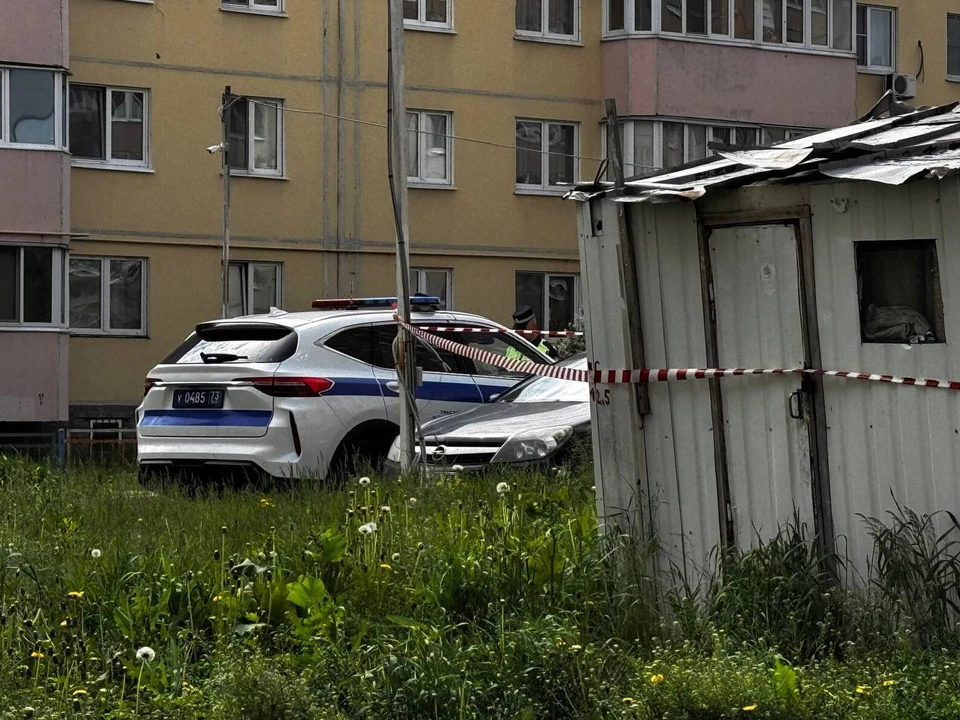 Все произошло ночью на парковке во дворе жилого дома номер 27