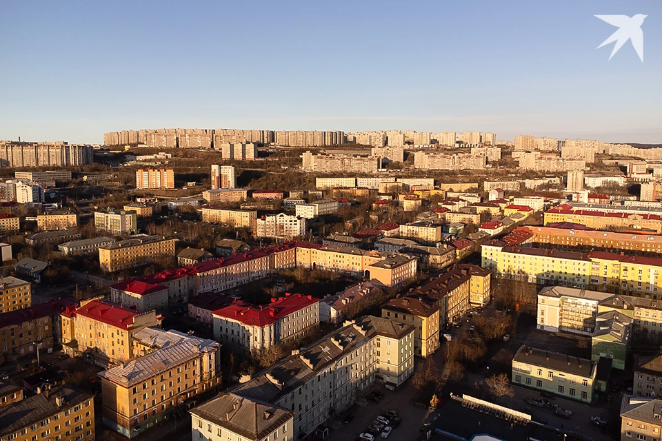 В течение двух месяцев солнце не будет заходить за горизонт, плавно опускаясь и скользя вдоль него в течение всей ночи.