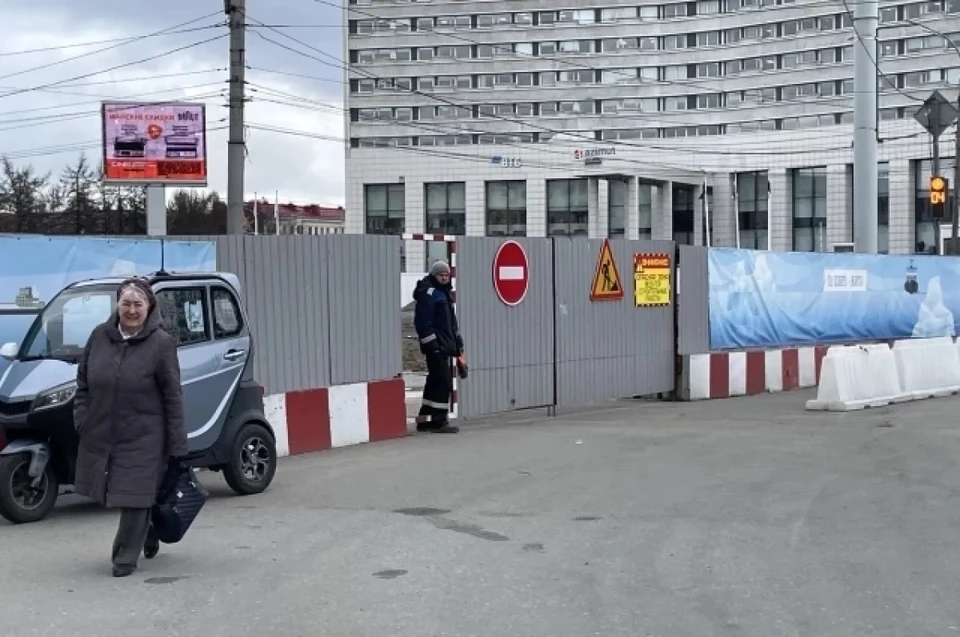 Люди были вынуждены обходить забор, установленный из-за реконструкции площади Пять Углов. Фото: Михова Александра / АиФ