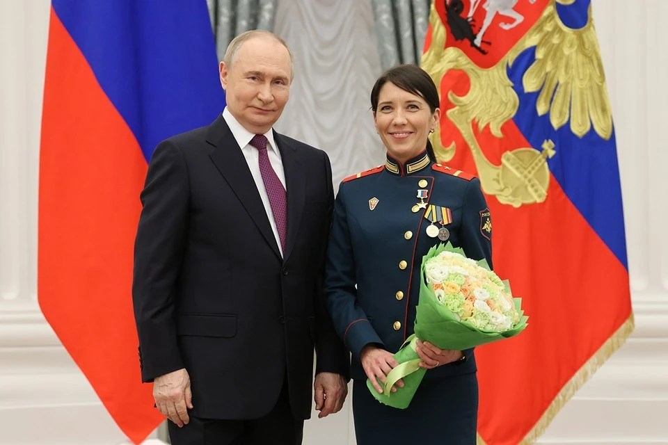 Путин вручил звезду Героя России медсестре, которая закрыла собой раненого бойца. Фото: Владимир Гердо/ТАСС.