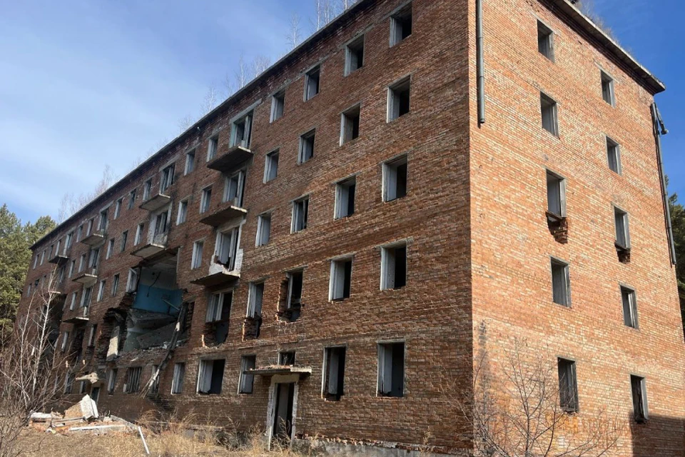 В Усольском районе жители поселка добились расселения из аварийного дома.