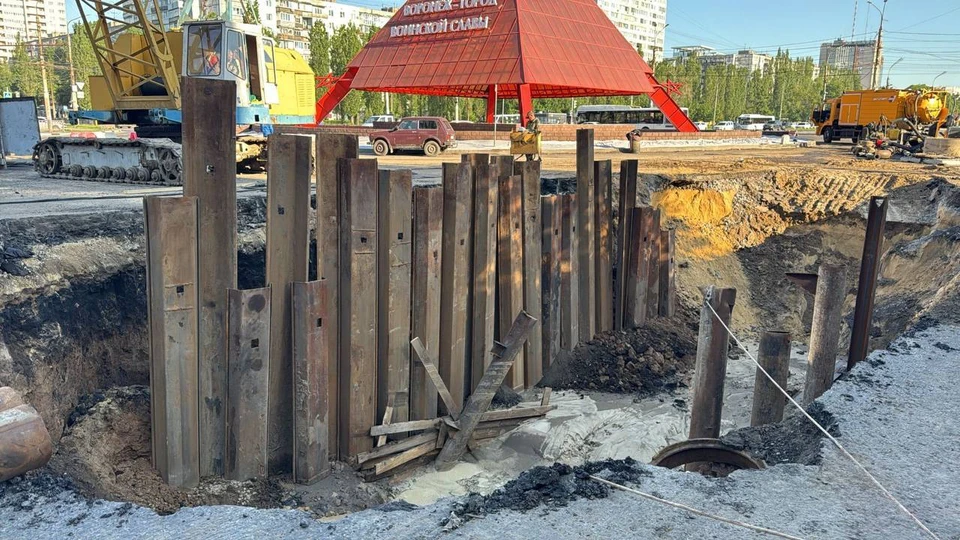 К замене поврежденного участка трубопровода приступят только после укрепления стен котлована. Фото РВК-Воронеж.