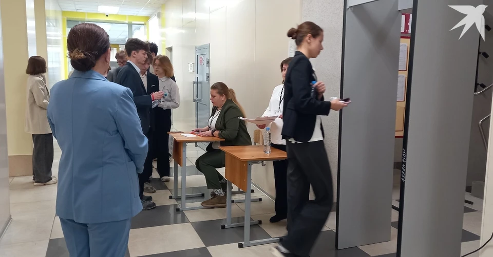 Оставляем телефоны, показываем паспорта. Фото: Юлия КРУТОВА