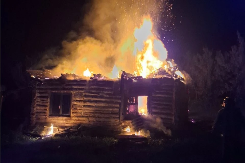 Горел дом на улице Привокзальной. Фото: ГКУ СО «Центр по делам гражданской обороны, пожарной безопасности и чрезвычайным ситуациям»