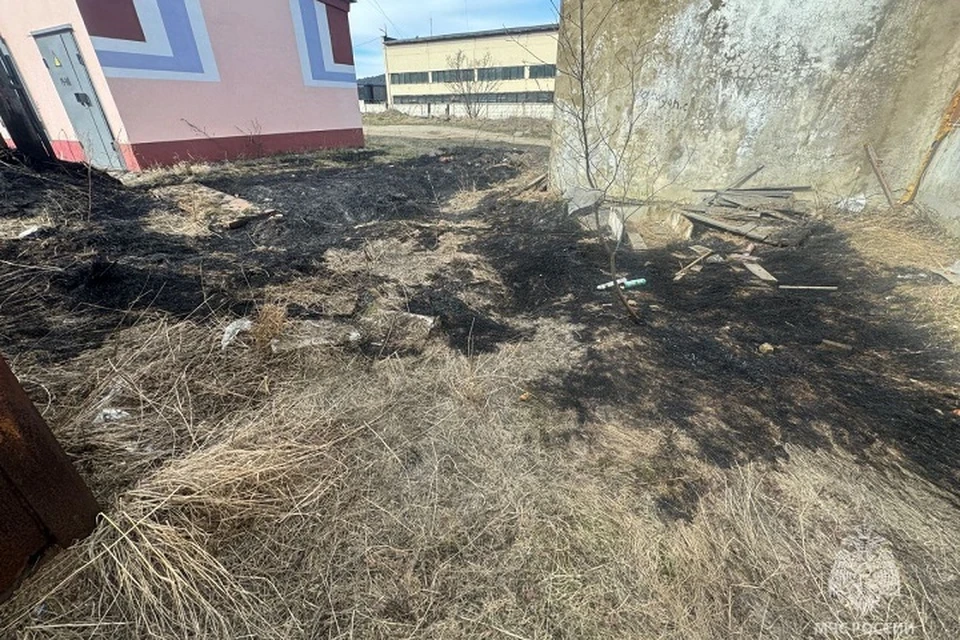 Житель Магадана бросил окурок в траву и загорелся сам Фото: МЧС Магаданской области