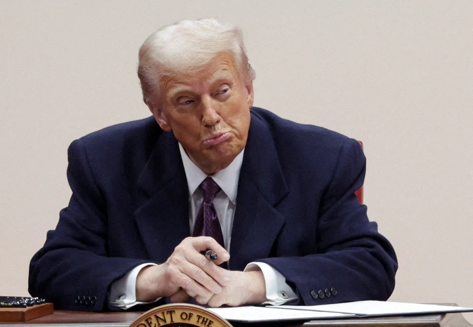 Трамп заявил, что занимается вопросом введения очередных антироссийских санкций.