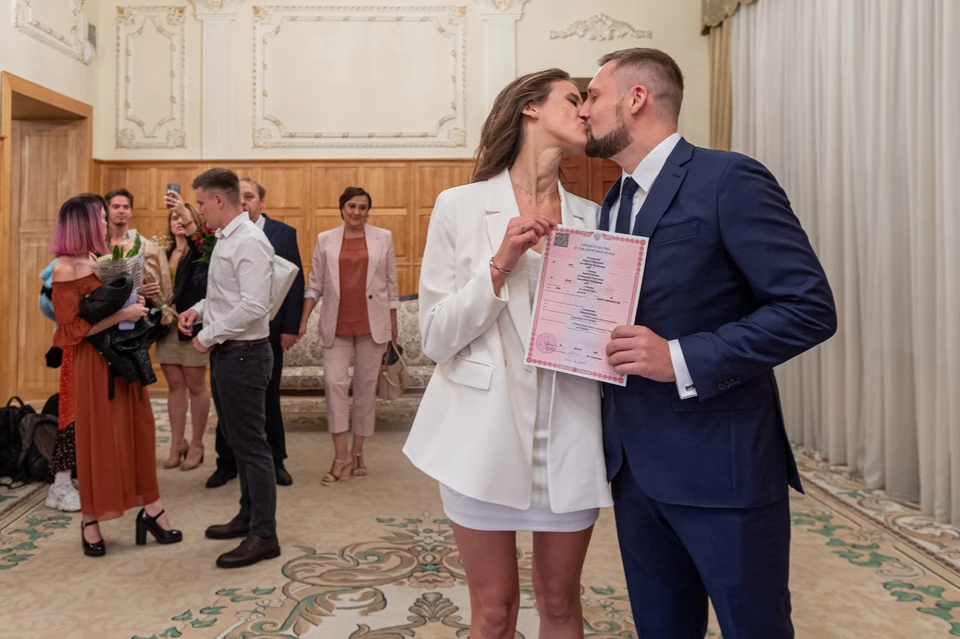 81 пара официально оформила отношения, 37 семей оформили развод.