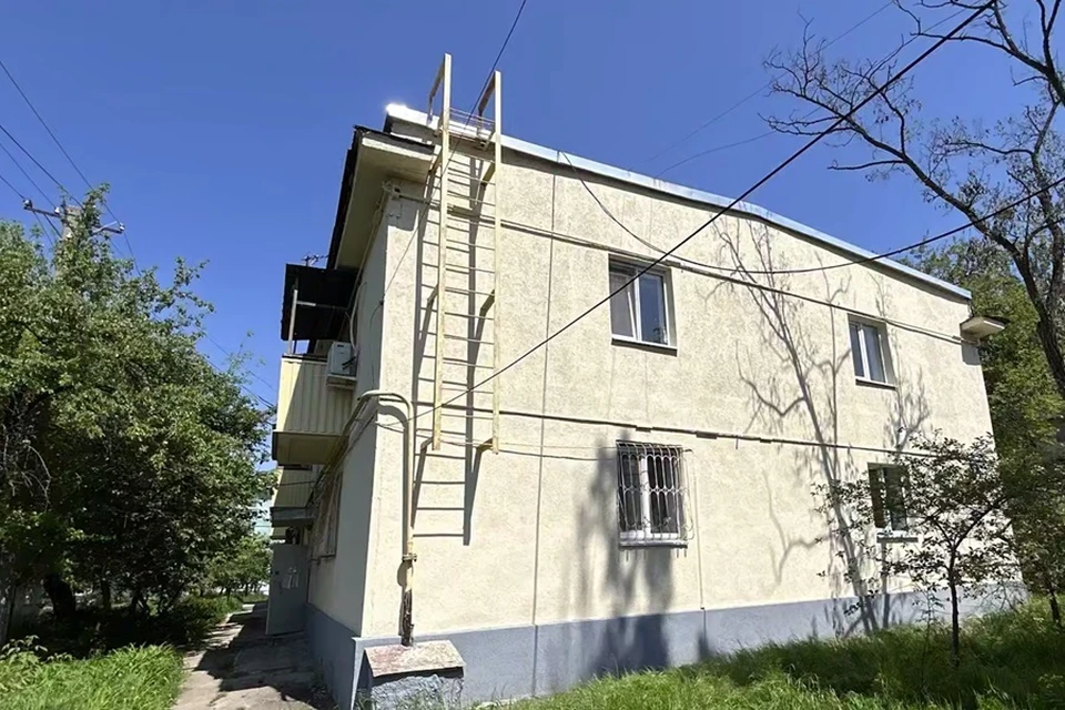 В Мариуполе на проспекте Строителей восстановили двухэтажку 1962 года постройки. Фото: РКС-НР