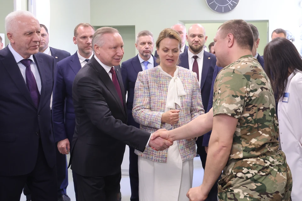 Александр Беглов, Анна Цивилева и Сергей Чемезов встретились с ветеранами СВО в новом Центре высокотехнологичного протезирования и комплексной реабилитации. Фото: пресс-служба правительства Санкт-Петербурга.