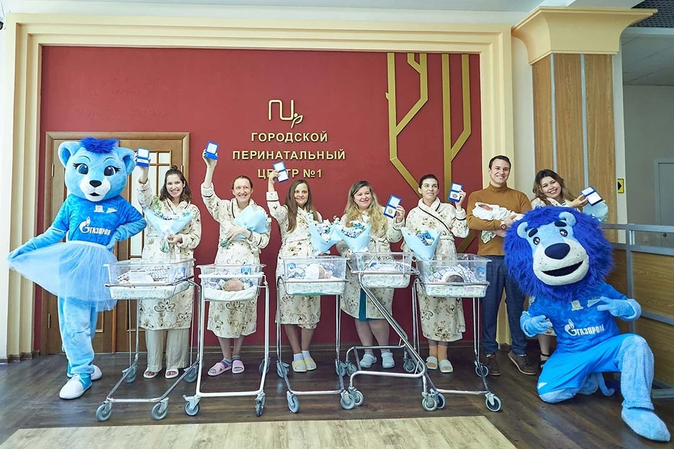 Памятный сувенир и праздничное напутствие упаковали в сине-бело-голубой футляр. Фото: пресс-служба «Зенита»