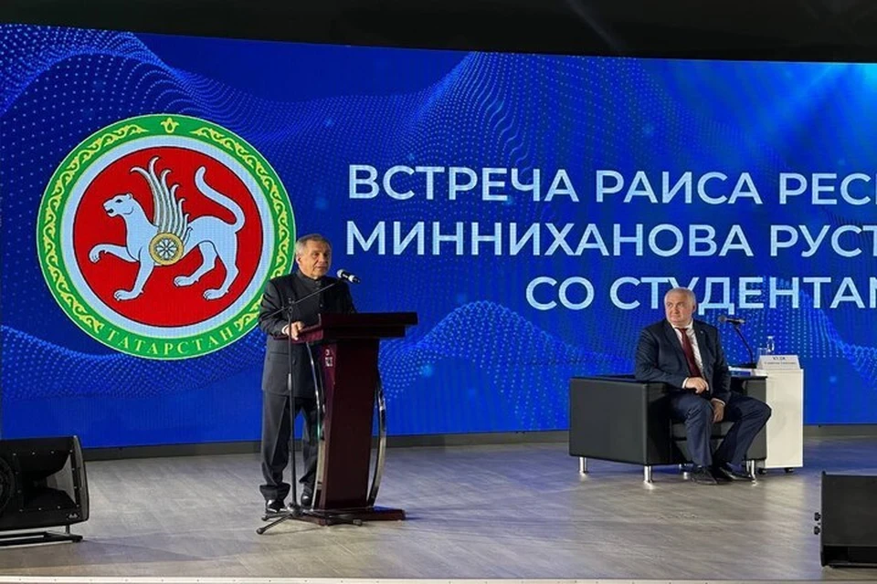 В ходе беседы Минниханов отметил, что Татарстан предлагает молодежи широкие возможности для карьеры в промышленности. Фото: @rustamminnikhanov