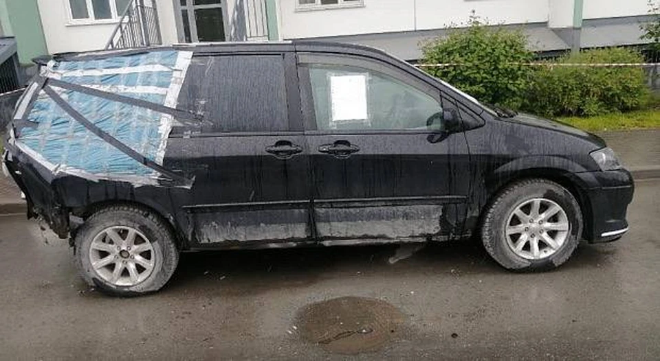 В Новосибирске во дворе дома нашли бесхозную «Мазду» без багажника. Фото: пресс-центр мэрии