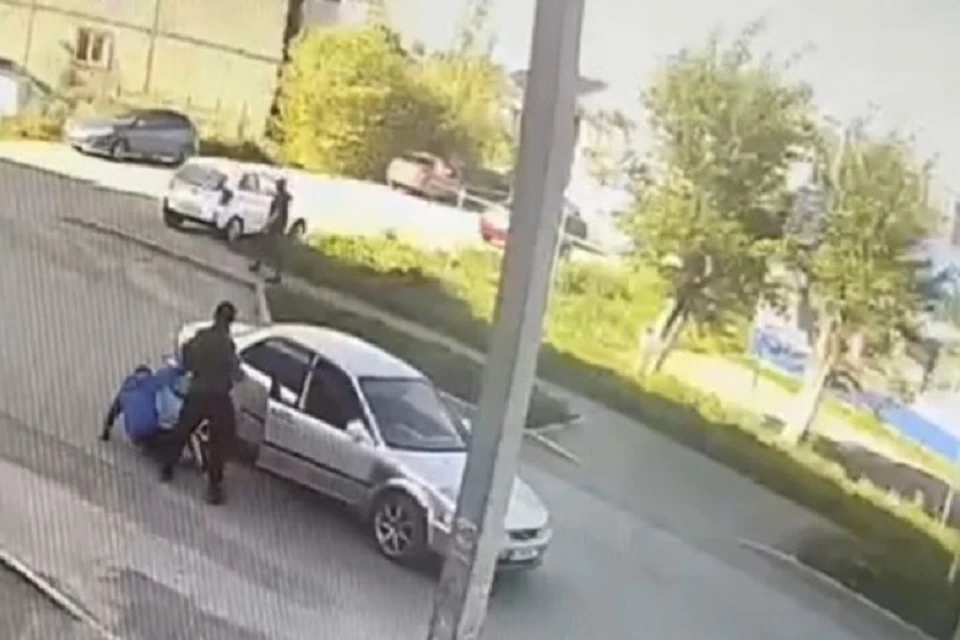 Велосипедист уронил автомобилиста на землю и стал испинывать. Фото: скриншот видео