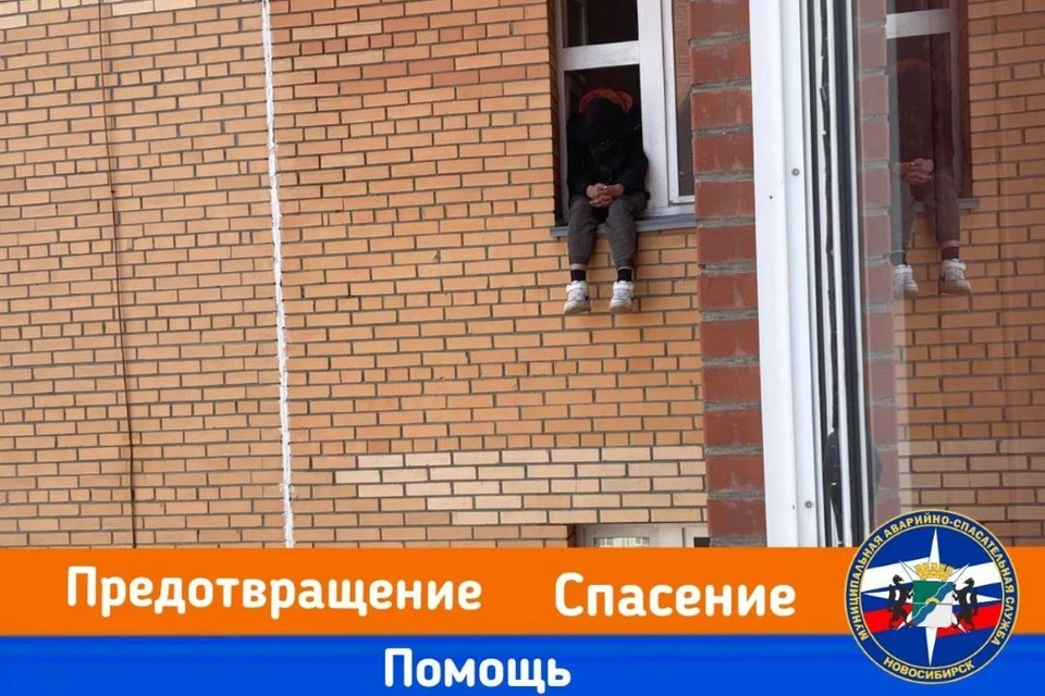 Очевидцы вызвали спасателей, которые успели снять его с карниза подъезда. Фото: МАСС.