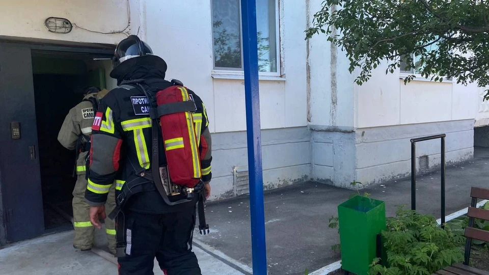 Огонь охватил квартиру на четвертом этаже дома по ул. Быковской / Фото: Центр по делам ГО, ПБ и ЧС