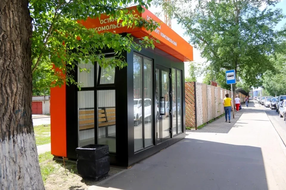Теплая остановка на улице Сизова в Барнауле