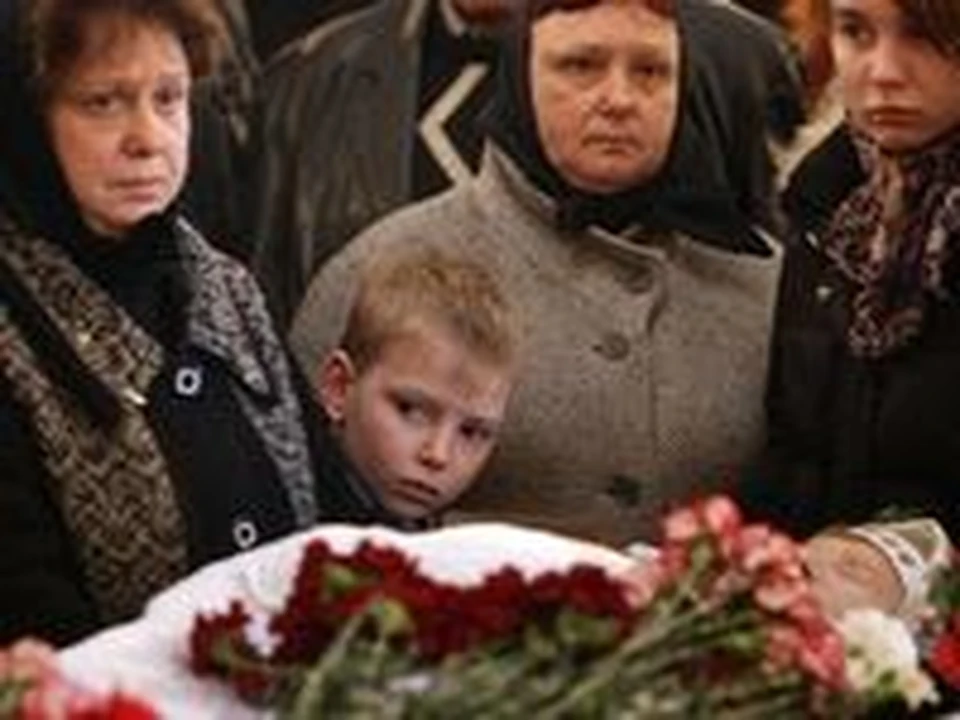 Похороны погибших в теракте в москве. Фото похорон обычных людей. Похороны семейка Артема Сергеевича.