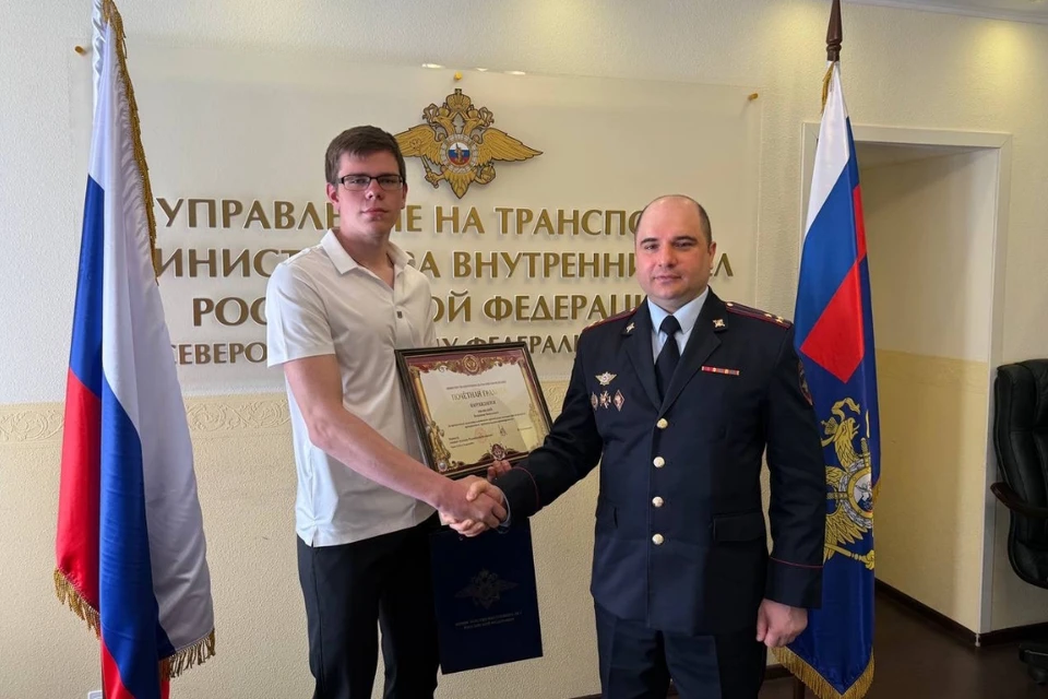 Начальник полиции Управления на транспорте МВД России по СЗВО Валерий Коршиков передал Владимиру почетную грамоту от главы МВД России. Фото: пресс-служба УТ МВД России по СЗФО