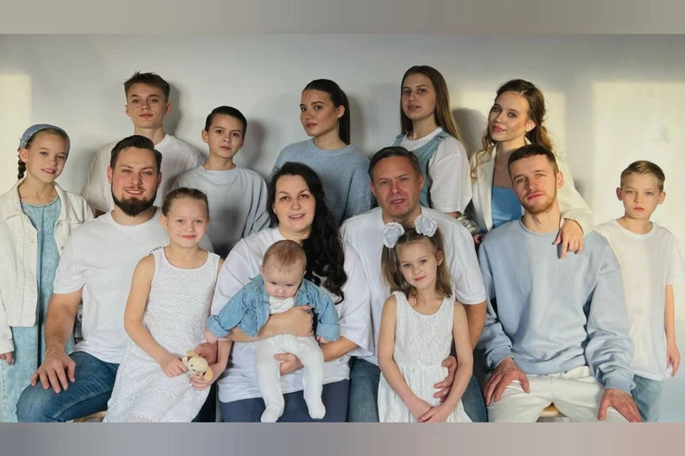 В семье Радионовых воспитывают 10 детей. Фото: Департамент информационной политики региона
