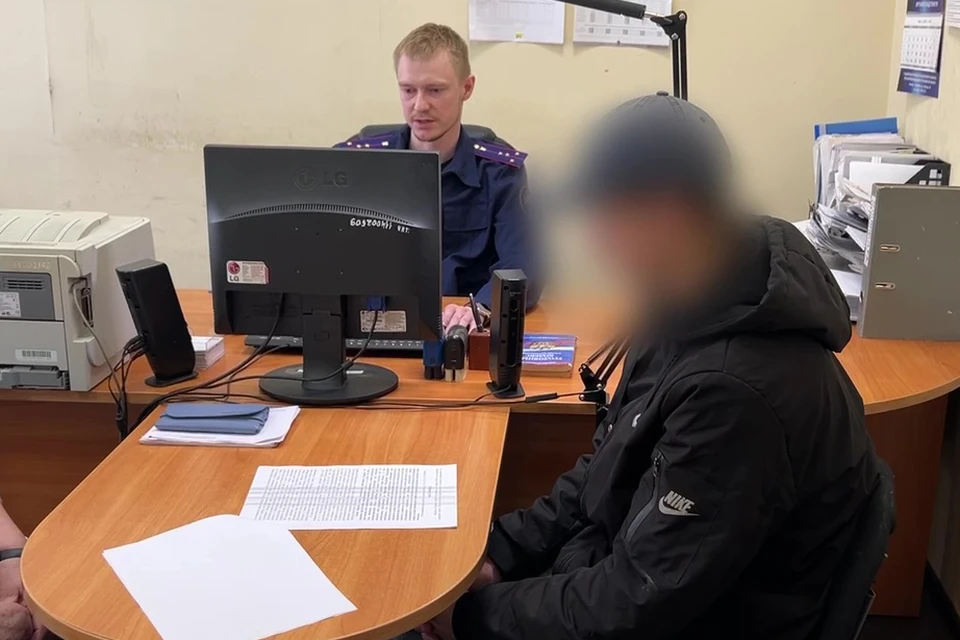 Пьяный челябинец решил побить стенд в парке. Фото: СУ СК по Челябинской области