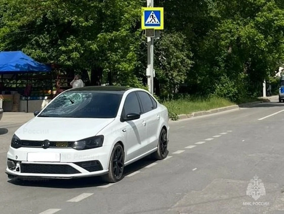 На Маяковского в Калуге автомобиль сбил электросамокатчика.