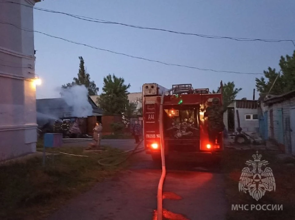 Несколько пожарных расчетов оперативно выехали на вызов.