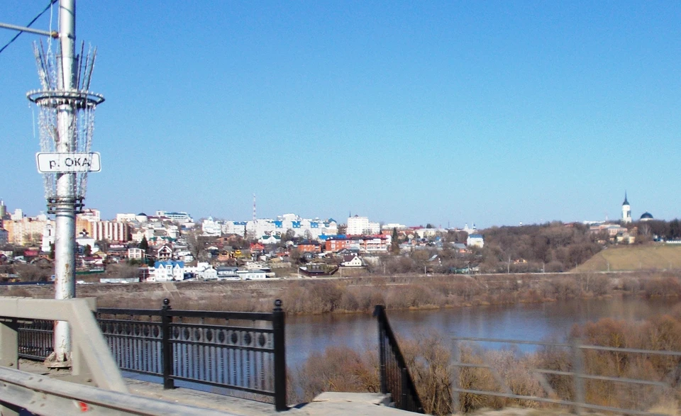 Городские власти Калуги объяснили, почему берег Оки остается замусоренным.