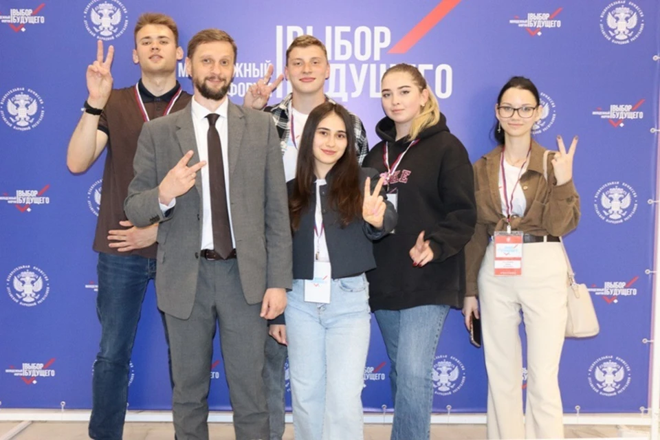 Молодежь ДНР приняла участие в форуме «Выбор будущего» в Луганске. Фото: Избирком ДНР