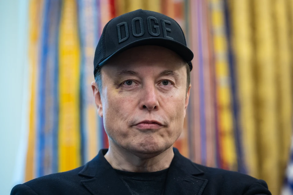 Маск и Латник шутливо связали синяк экс-главы DOGE с пощечиной Макрону