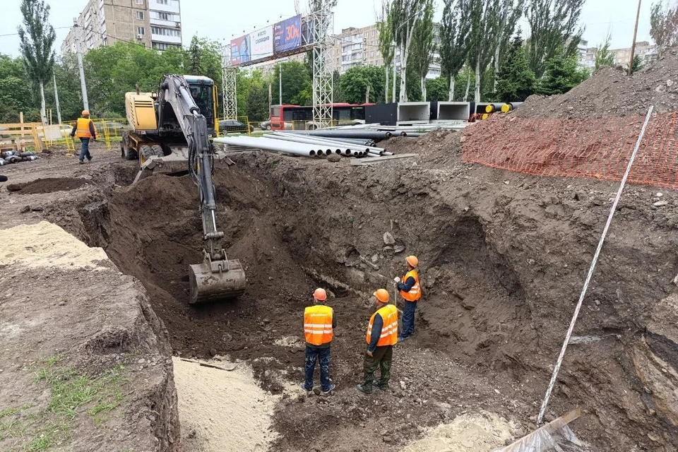 В Ленинском районе Донецка идет замена участка теплосетей от котельной. Фото: Минстрой ДНР