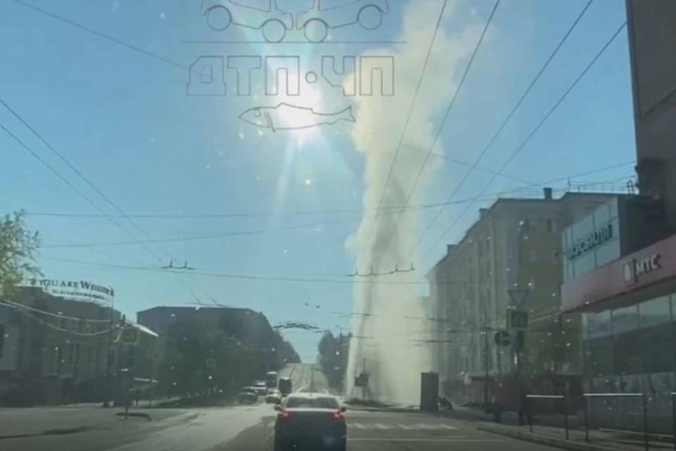 Столб воды высотой в несколько метров появился на пересечении проспекта Ленина и улицы Академика Книповича в Мурманске. Фото: vk.com/murmansk_dtp