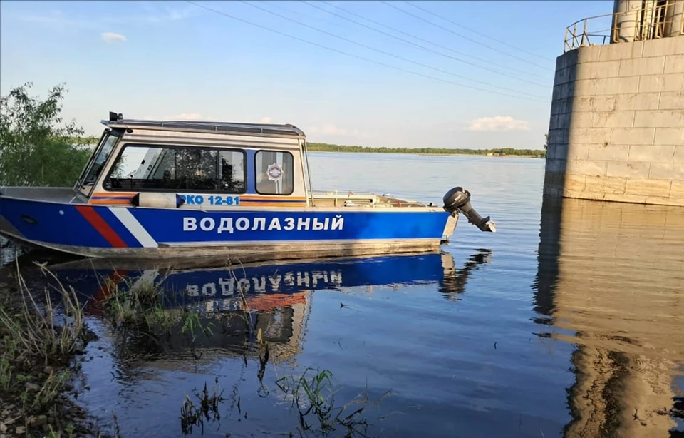 Тело ребенка снесло течением реки на 50 метров.
