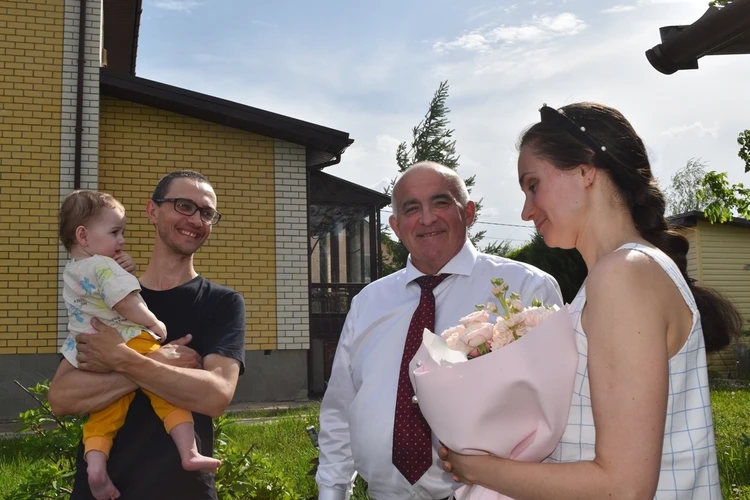 Костромская семья, где родились четверняшки, переехала в новый большой дом