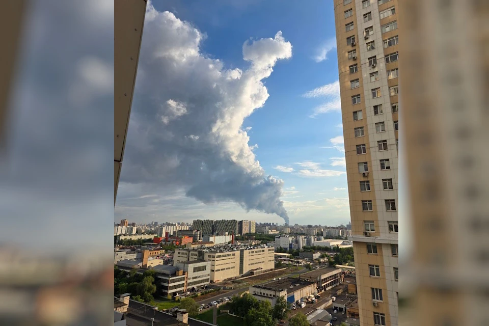 Столб дыма видно с разных уголков Москвы