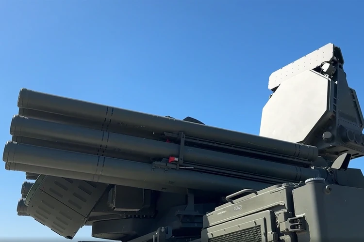 Расчет ЗРПК «Панцирь-С» способен уничтожать цели как пушечным, так и ракетным вооружением на дальностях свыше 20 километров