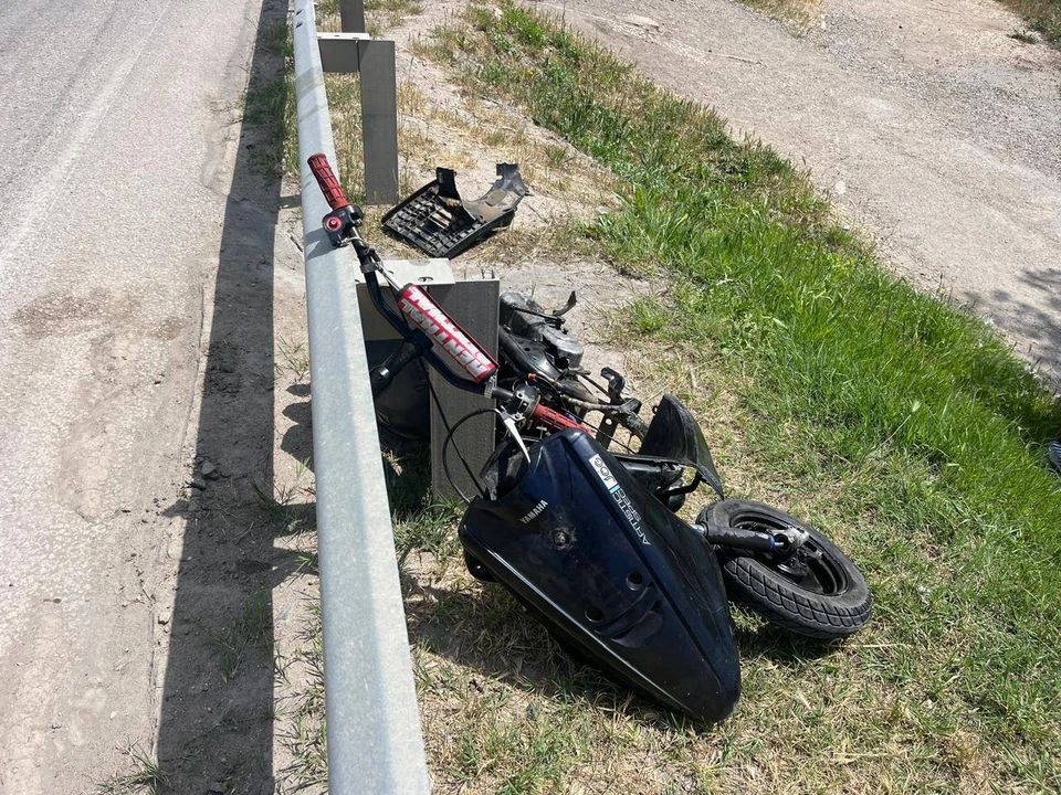 Подросток на мопеде влетел в ограждение. Фото: t.me/proc_crimea