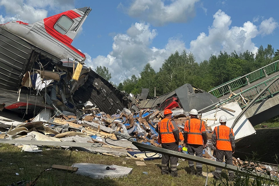 В ночь на воскресенье в Брянской области на железнодорожном перегоне Пильшино — Выгоничи украинскими диверсантами был подорван автомобильный мост.