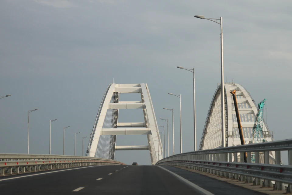 Крымский мост снова открыт для автомобилей после перекрытия 2 июня.