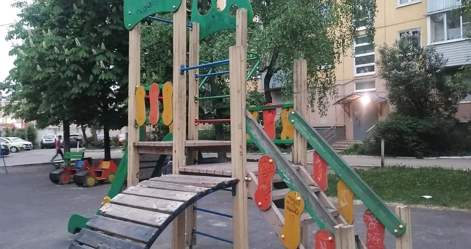 Бюджет не позволяет: власти ответили на жалобу о состоянии игрового комплекса на площади Победы в Калуге.