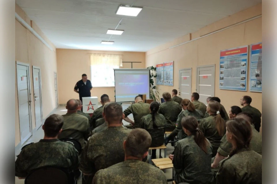 Правоохранители рассказали военным о вреде запрещенных веществ и ответственности за их оборот. Фото: МВД Тверской области.