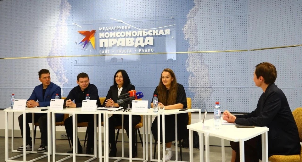 О предстоящем событии рассказали (справа налево) режиссер мероприятий Ксения Фатеева, заместитель мэра - председатель комитета по управлению Ленинским округом администрации Иркутска Светлана Колотовкина, организатор фестиваля «Сытый бабр» Антон Кельберг и ведущий Денис Гук. Фото: Пресс-служба администрации Иркутска